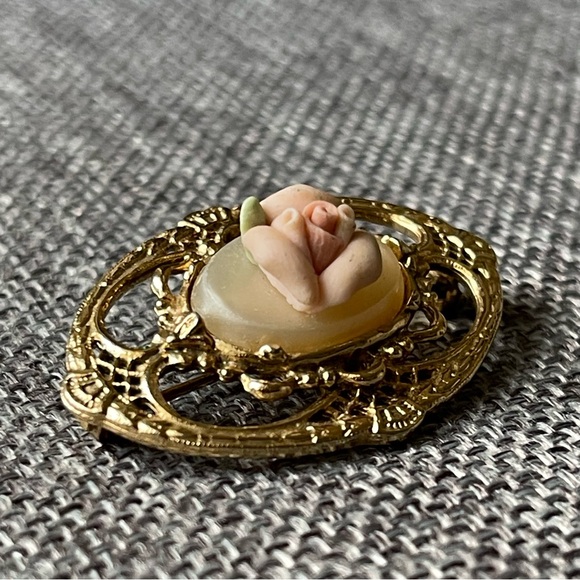 1928 | Vintage | Pink Rose Collection Porcelain Flower Gold Tone Pin Brooch - Picture 13 of 14
